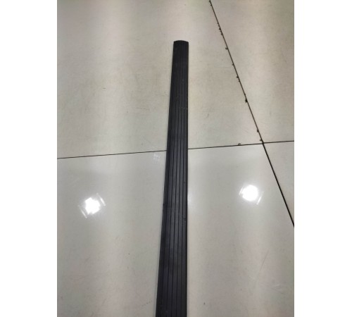 Молдинг порога (передний,правый)