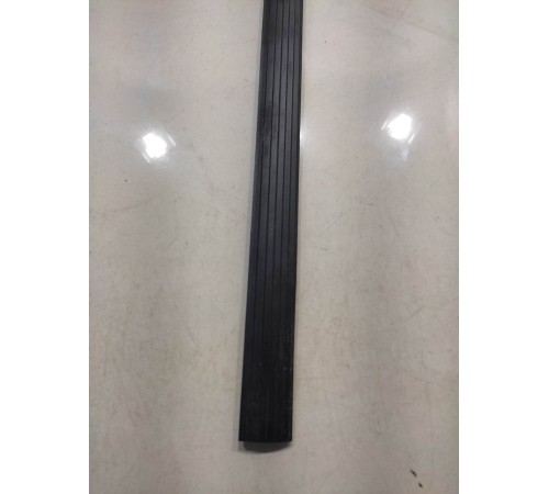 Молдинг порога (передний,правый)