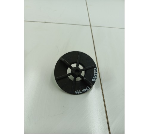 Болт крепления запасного колеса