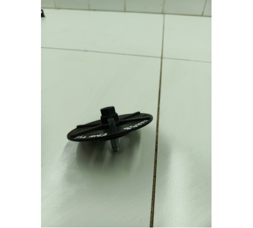 Болт крепления запасного колеса