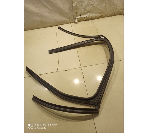 Уплотнитель стекла (задний правый верхний)