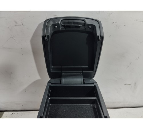 Подлокотник центральной консоли