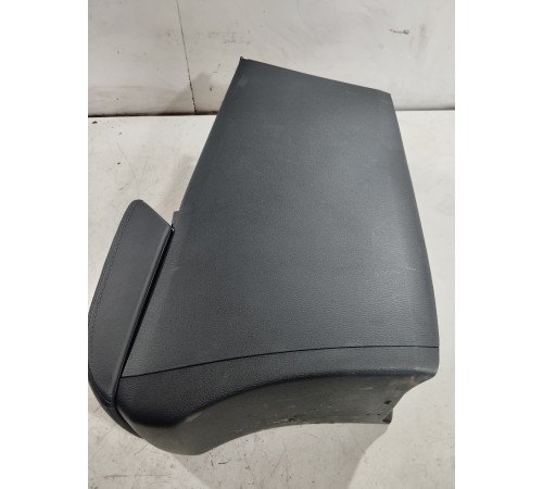 Подлокотник центральной консоли