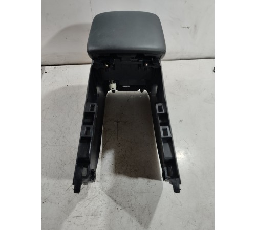 Подлокотник центральной консоли