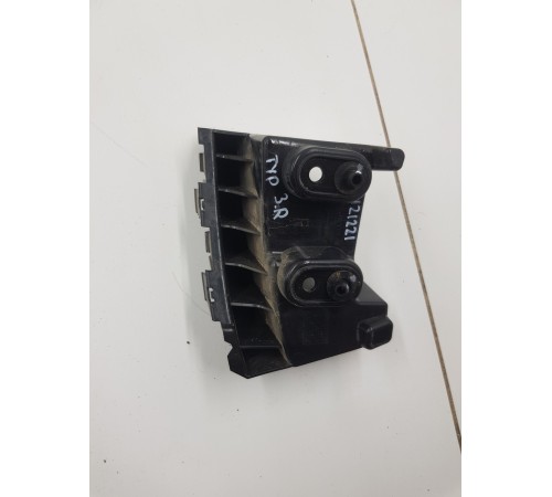 Кронштейн заднего бампера правый клипса