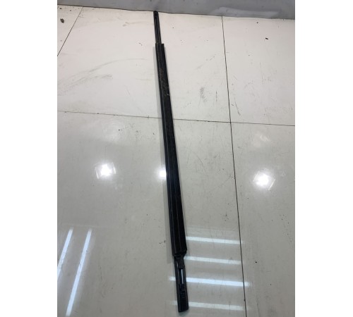 Уплотнитель стекла двери (задний, левый, внешний)