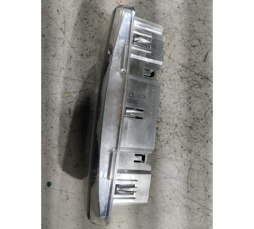 Плафон внутреннего освещения кабины правый