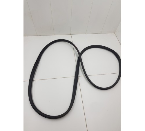 Уплотнитель двери передний правый