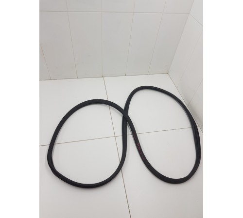 Уплотнитель двери передний правый