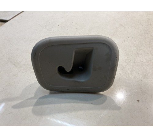 Кронштейн шторки багажника (задний,левый)