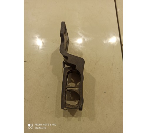 Кронштейн патрубков отопителя