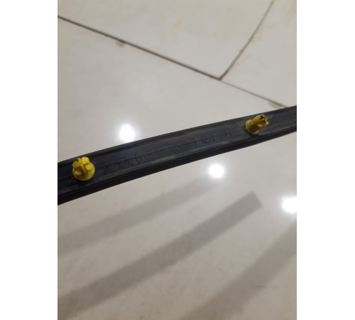 Уплотнитель капота