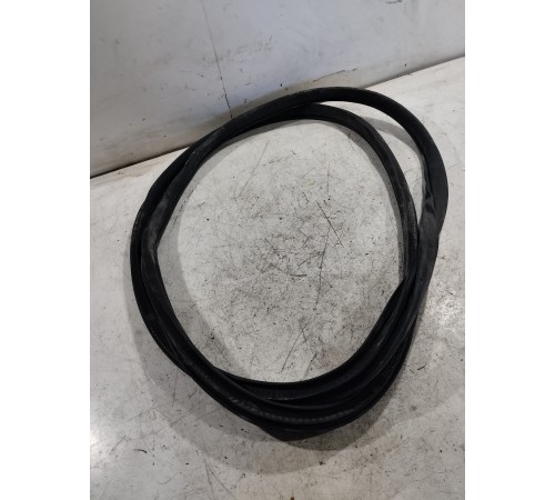 Уплотнитель двери передний правый