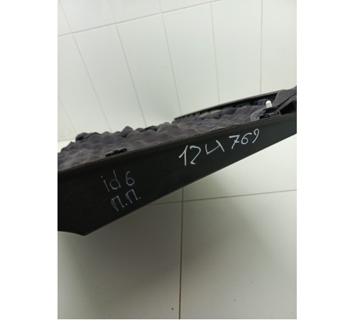 Обшивка двери передняя правая