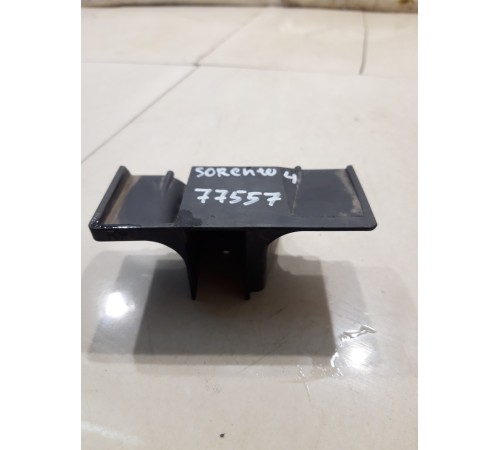 Кронштейн передний правый