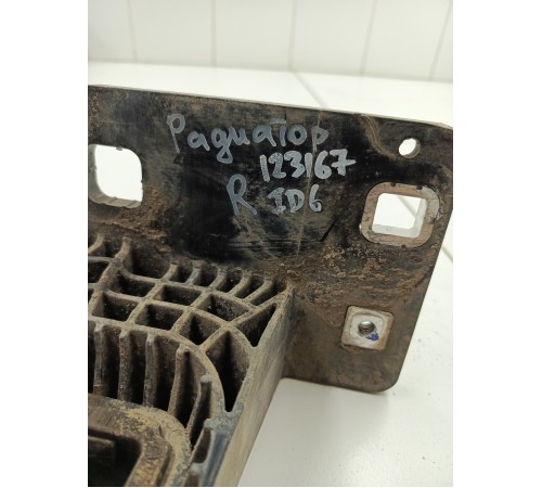 Кронштейн радиатора правый