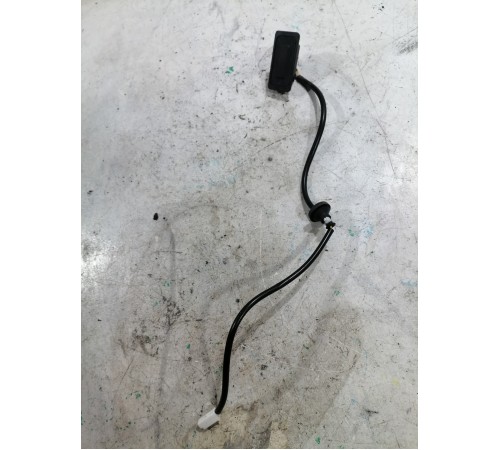 Кнопка открывания двери крышки багажника