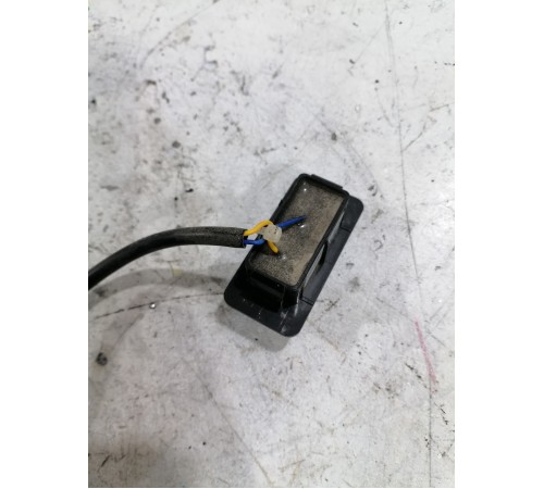 Кнопка открывания двери крышки багажника