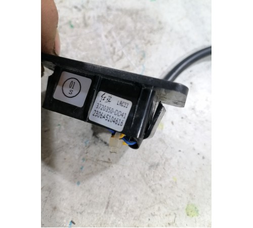 Кнопка открывания двери крышки багажника