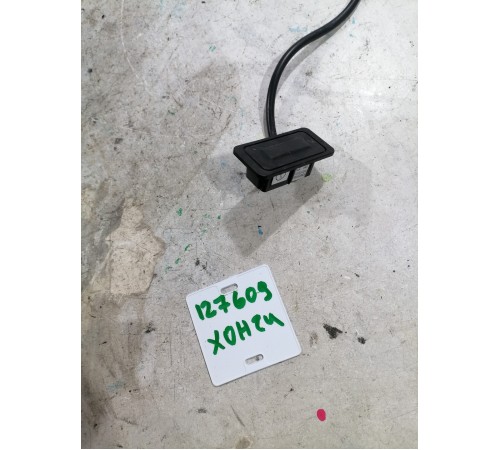 Кнопка открывания двери крышки багажника