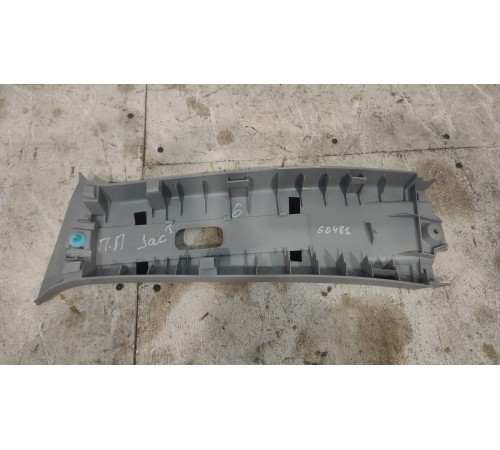 Правая обшивка средней стойки салона