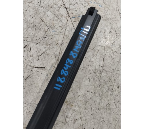 Уплотнитель стекла передний левый