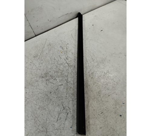 Уплотнитель стекла передний левый