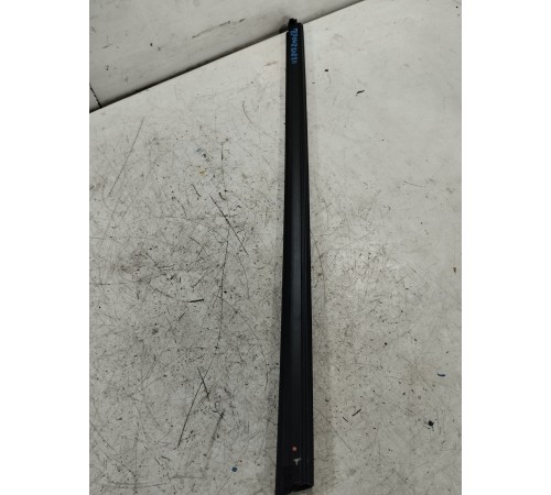 Уплотнитель стекла передний левый