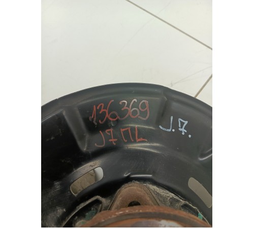 Кулак поворотный передний левый