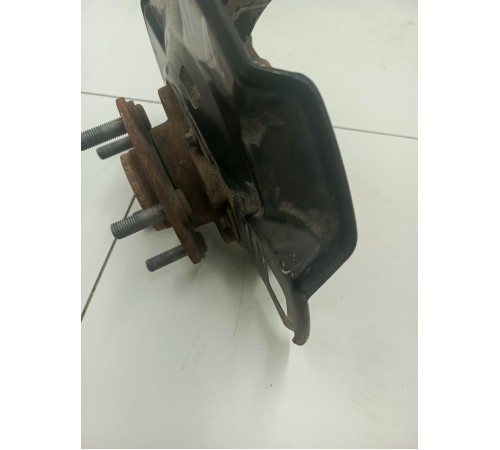 Кулак поворотный передний левый