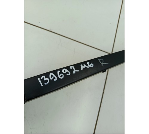 Поводок стеклоочистителя правый