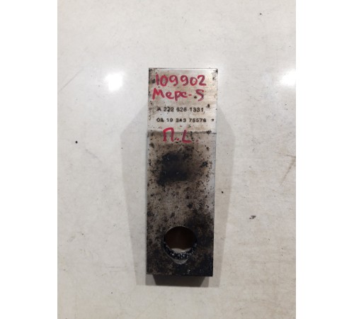 Кронштейн подрамника передний левый