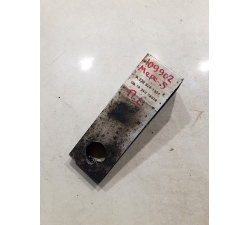 Кронштейн подрамника передний левый