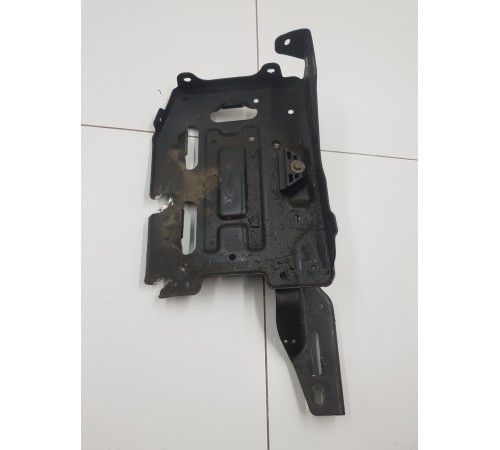 Крепление аккумулятора полка АКБ