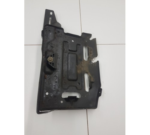 Крепление аккумулятора полка АКБ