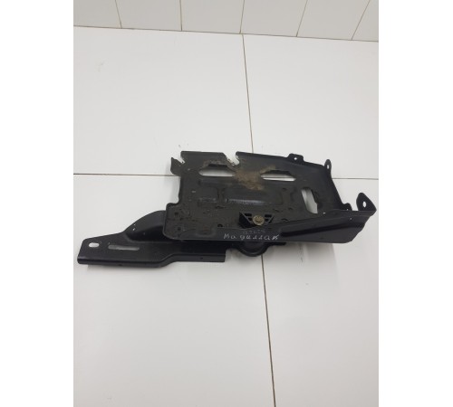 Крепление аккумулятора полка АКБ