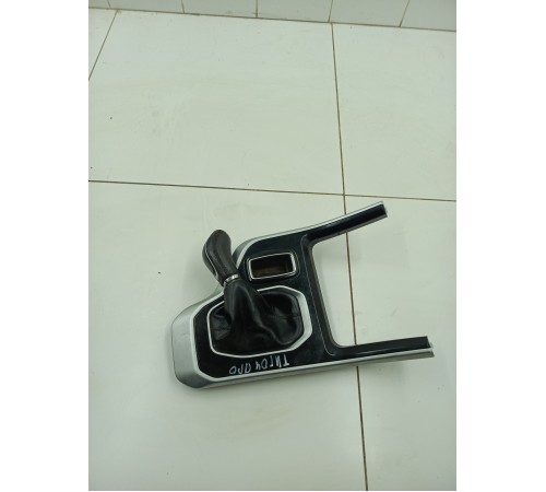 Накладка центральной консоли с ручкой переключения передач