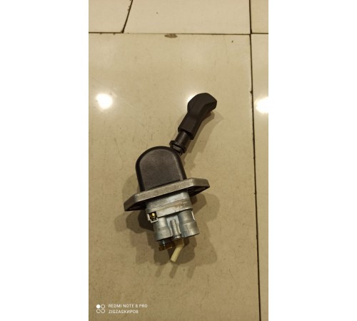 Кран ручного тормоза (подвод трубок угловой)