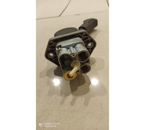 Кран ручного тормоза (подвод трубок угловой)