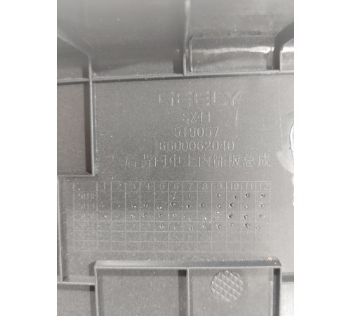 Обшивка крышки багажника центральная