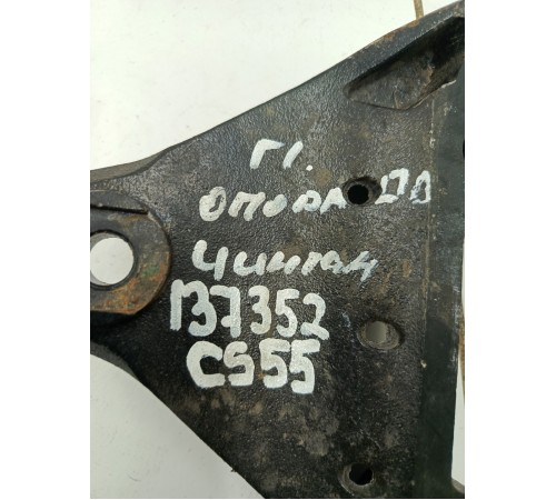 Кронштейн опоры двигателя (правый)