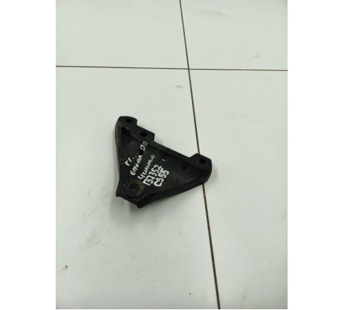 Кронштейн опоры двигателя (правый)