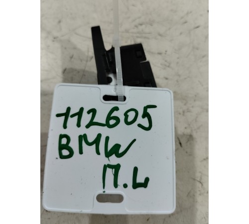 Кнопка центрального замка (передняя левая)