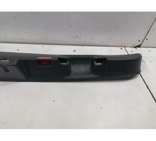 Накладка замка крышки багажника