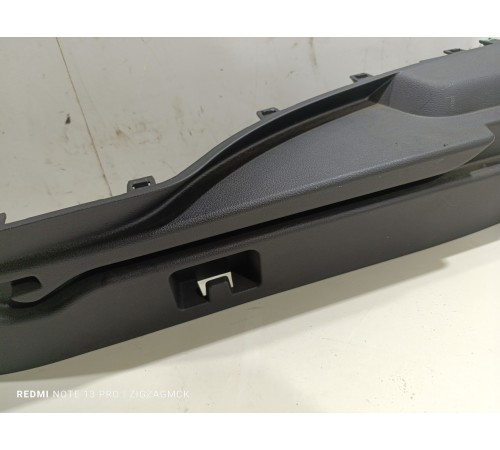 Держатель задней полки крышки багажника левый