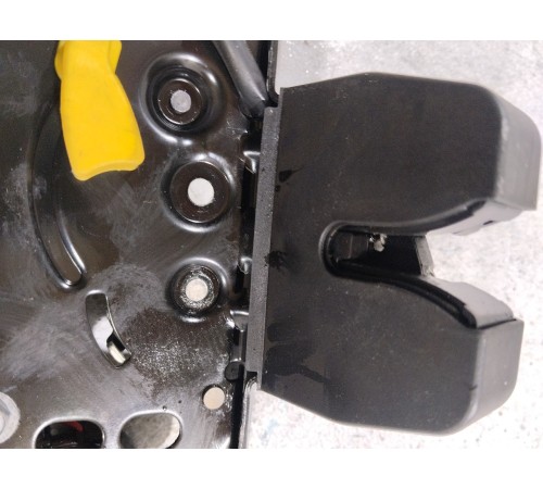 Замок крышки двери багажника