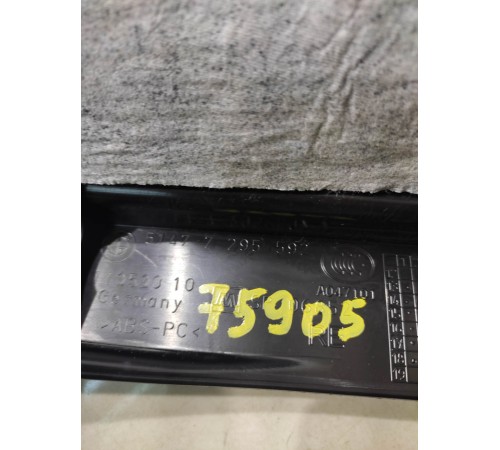 Обшивка багажника (правая)