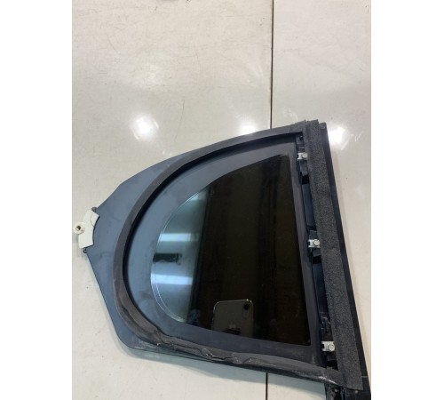 Стекло двери (уголок) (заднее, левое)