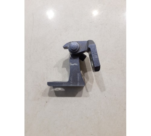 Петля двери(передняя правая нижняя)