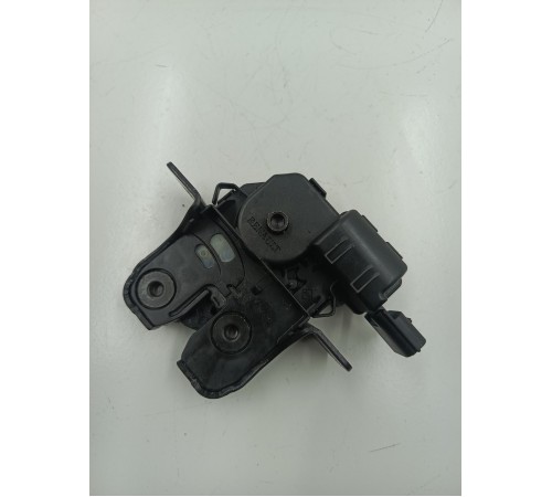 Замок двери крышки багажника